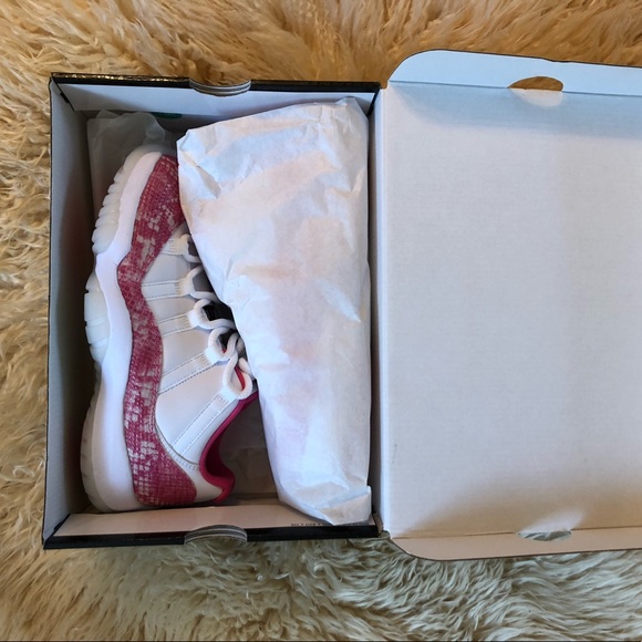 Womens air Jordan 11 - Picture 3 of 6
